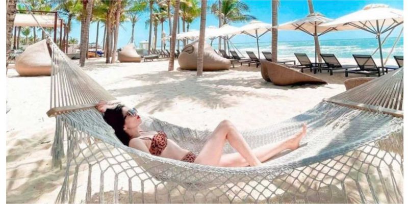 Lệ Quyên diện bikini bên tình trẻ